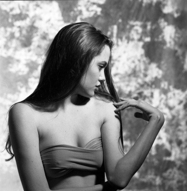 Angelina Jolie gợi cảm căng đầy sức sống trong ảnh áo tắm năm 16 tuổi ảnh 14