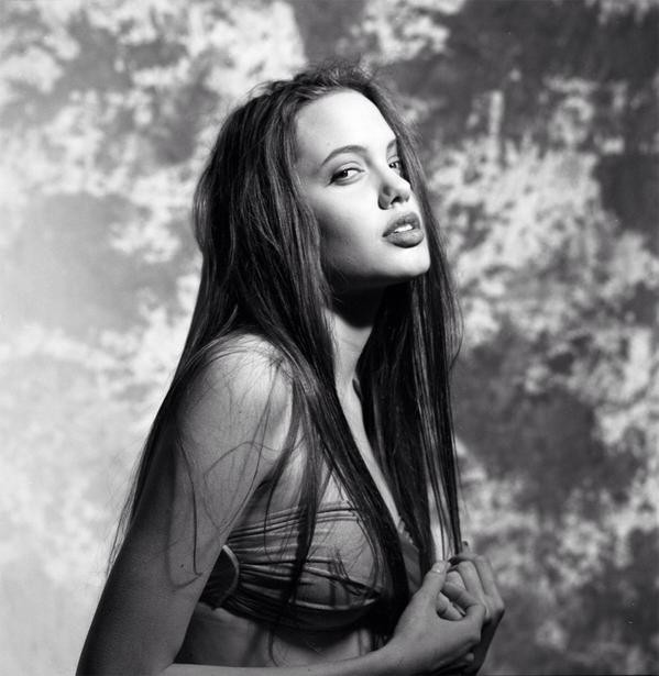 Angelina Jolie gợi cảm căng đầy sức sống trong ảnh áo tắm năm 16 tuổi ảnh 12
