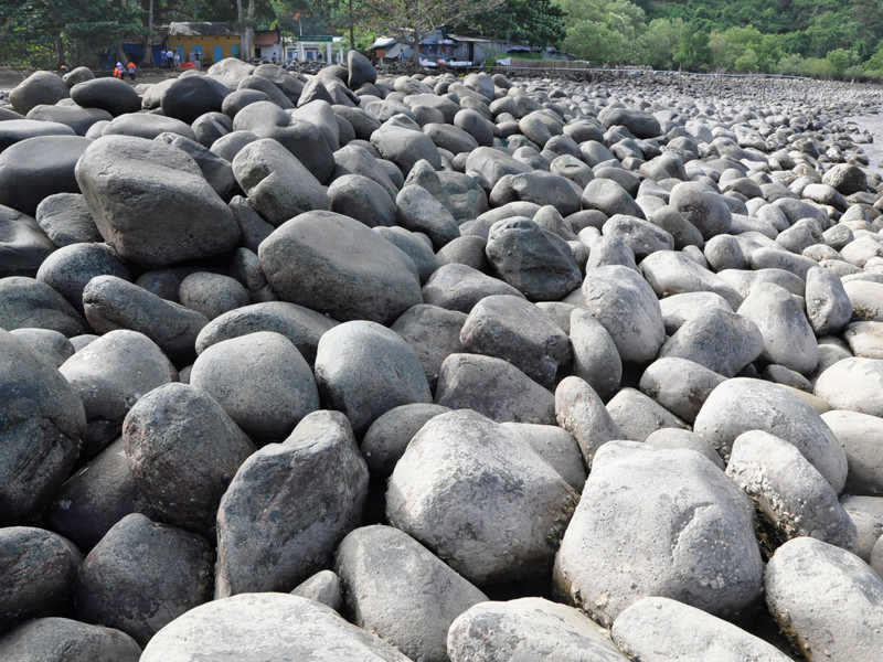 Ấn tượng đầu tiên ở Hòn Khoai là... đá. Ấn tượng đầu tiên ở Hòn Khoai là... đá