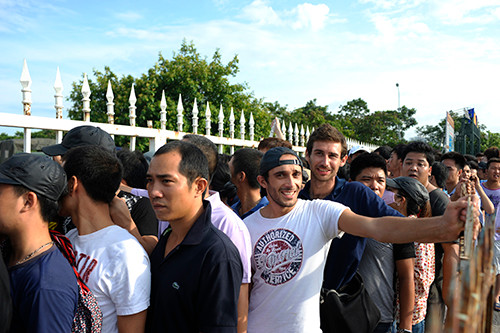 Có cả những cổ động viên nước ngoài cũng xếp hàng mua vé.