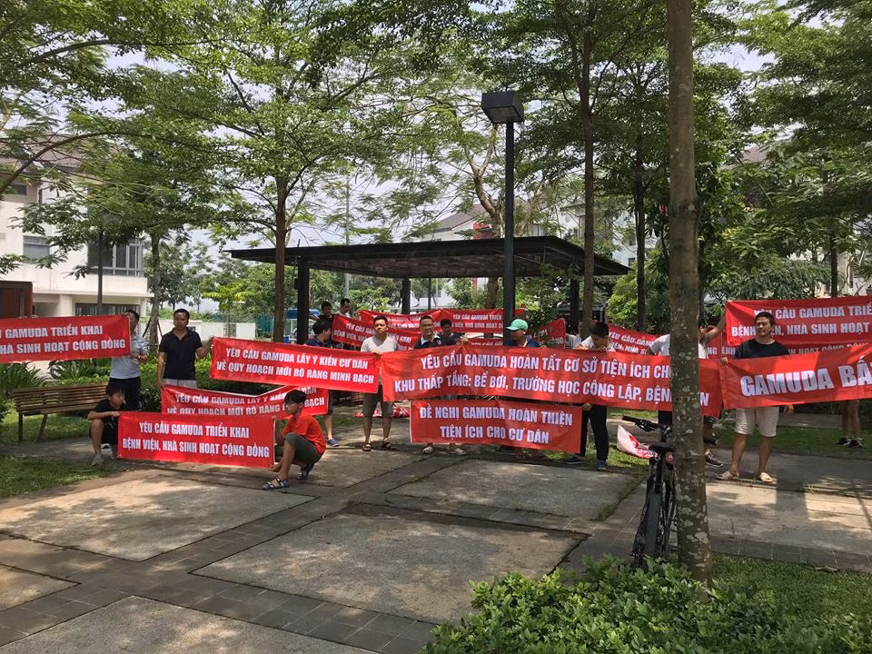 Cư dân căng băng rôn phản đối Gamuda Gardens lật kèo ảnh 1