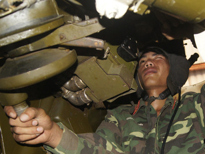 Trong xe tăng, hạ sĩ pháo thủ Nguyễn Thanh Hiền (xe tăng số hiệu 449) thuộc Đại đội 1, Tiểu đoàn 1 đang thao tác ngắm và sửa bắn. Trong xe tăng, hạ sĩ pháo thủ Nguyễn Thanh Hiền (xe tăng số hiệu 449) thuộc Đại đội 1, Tiểu đoàn 1 đang thao tác ngắm và sửa bắn