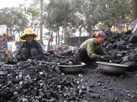 Theo chị Hà, mỗi ngày, mỗi người như chị phải làm được 1 tấn than