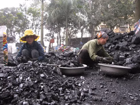 Theo chị Hà, mỗi ngày, mỗi người như chị phải làm được 1 tấn than