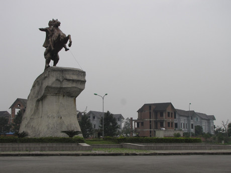 Khu đô thị mới Nam Từ Sơn có diện tích 22,5 ha với 93 căn hộ cao cấp nhưng cho đến nay chỉ một vài ngôi nhà có chủ