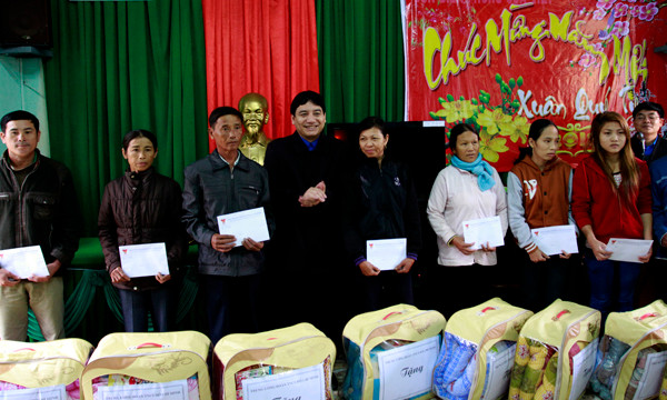 Tại đây, đoàn cũng đã tặng quà các hộ gia đình khó khăn