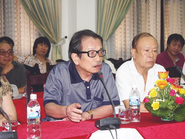 Nhà biên kịch Lê Phương (trái): Mừng vì điện ảnh đã chạm đáy. Ảnh: Hoàng Tuấn