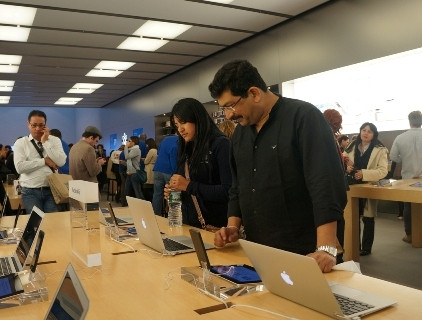 Cửa hàng không còn cảnh chen chúc như trước vì không còn hàng để bán. Cửa hàng không còn cảnh chen chúc như trước vì không còn hàng để bán