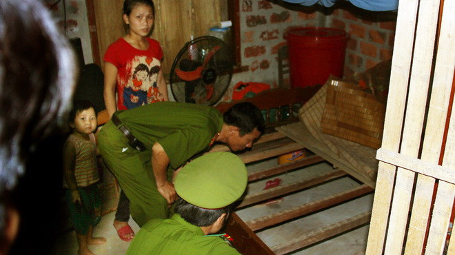 Công an huyện Bố Trạch đang điều tra hiện trường nơi kẻ cướp dùng dao khống chế chị Nga, cướp đi một khúc gỗ sưa - Ảnh: Nguyên Linh (Tuổi Trẻ)