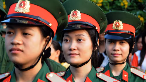 Các nữ tân binh tại lễ giao quân sáng 8-2 - Ảnh: M.Đức. Các nữ tân binh tại lễ giao quân sáng 8-2 - Ảnh: M.Đức