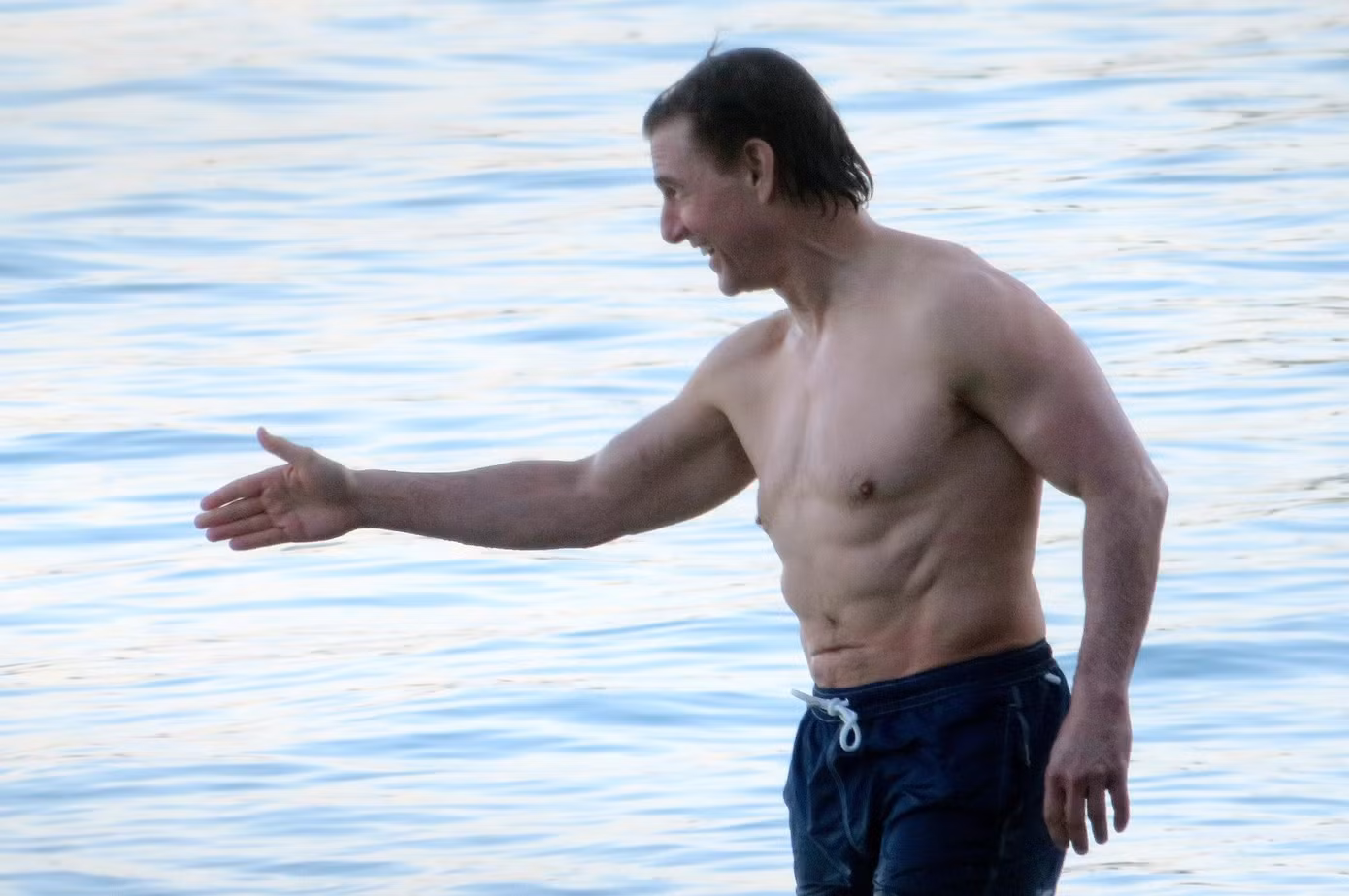 Tom Cruise vui vẻ tận hưởng kỳ nghỉ bất chấp ồn ào bị con gái hắt hủi. Ảnh: SplashNews.com.
