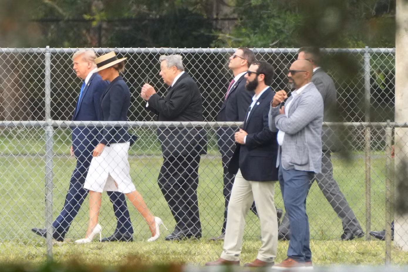 Ông Trump cùng vợ và cha vợ dự lễ tốt nghiệp trung học của con trai Barron. Ảnh: USA Today. Ông Trump cùng vợ và cha vợ dự lễ tốt nghiệp trung học của con trai Barron. Ảnh: USA Today.