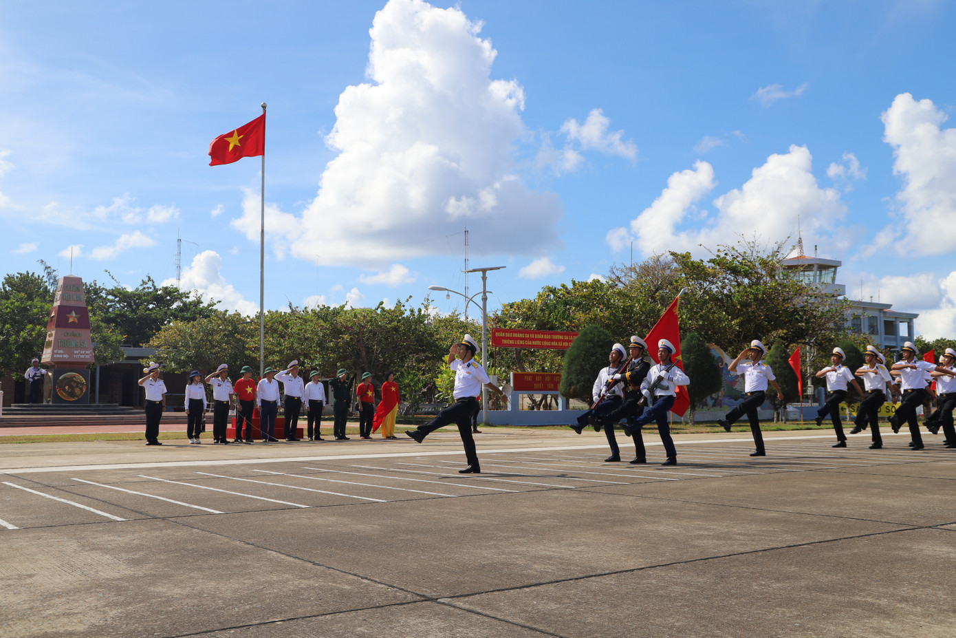 Đoàn công tác dự Lễ chào cờ, duyệt đội ngũ của các lực lượng làm nhiệm vụ trên đảo Trường Sa Đoàn công tác dự Lễ chào cờ, duyệt đội ngũ của các lực lượng làm nhiệm vụ trên đảo Trường Sa