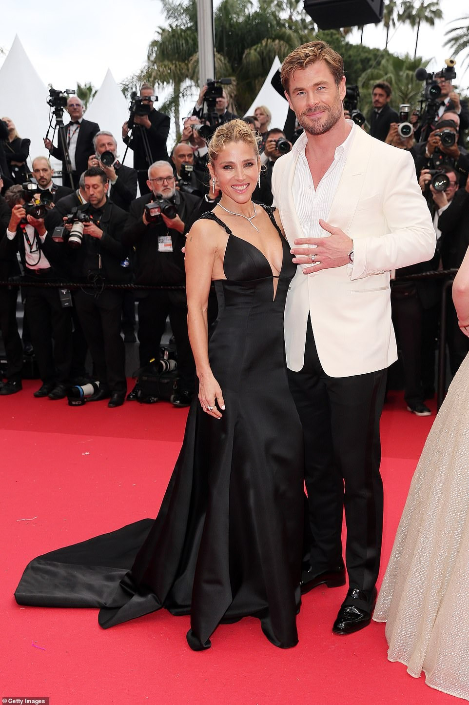 Chris Hemsworth và Elsa Pataky sánh đôi trên thảm đỏ. Trong khi tài tử Thần Sấm bảnh bao với áo vest trắng, người mẫu gốc Tây Ban Nha khoe đường cong gợi cảm trong chiếc váy đen cắt xẻ táo bạo. Elsa hơn chồng 7 tuổi nhưng không bị chênh lệch về ngoại hình. Ảnh: Getty Images.