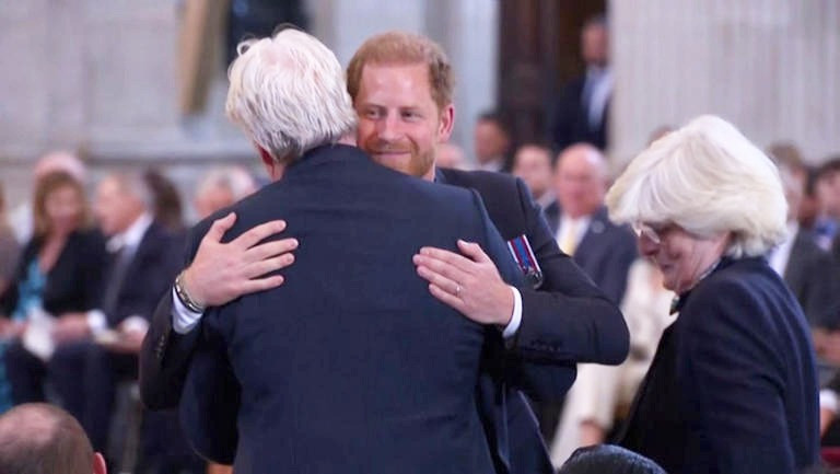 Harry ôm cậu và dì tại lễ kỷ niệm 10 năm Invictus Games. Ảnh: The Independent.