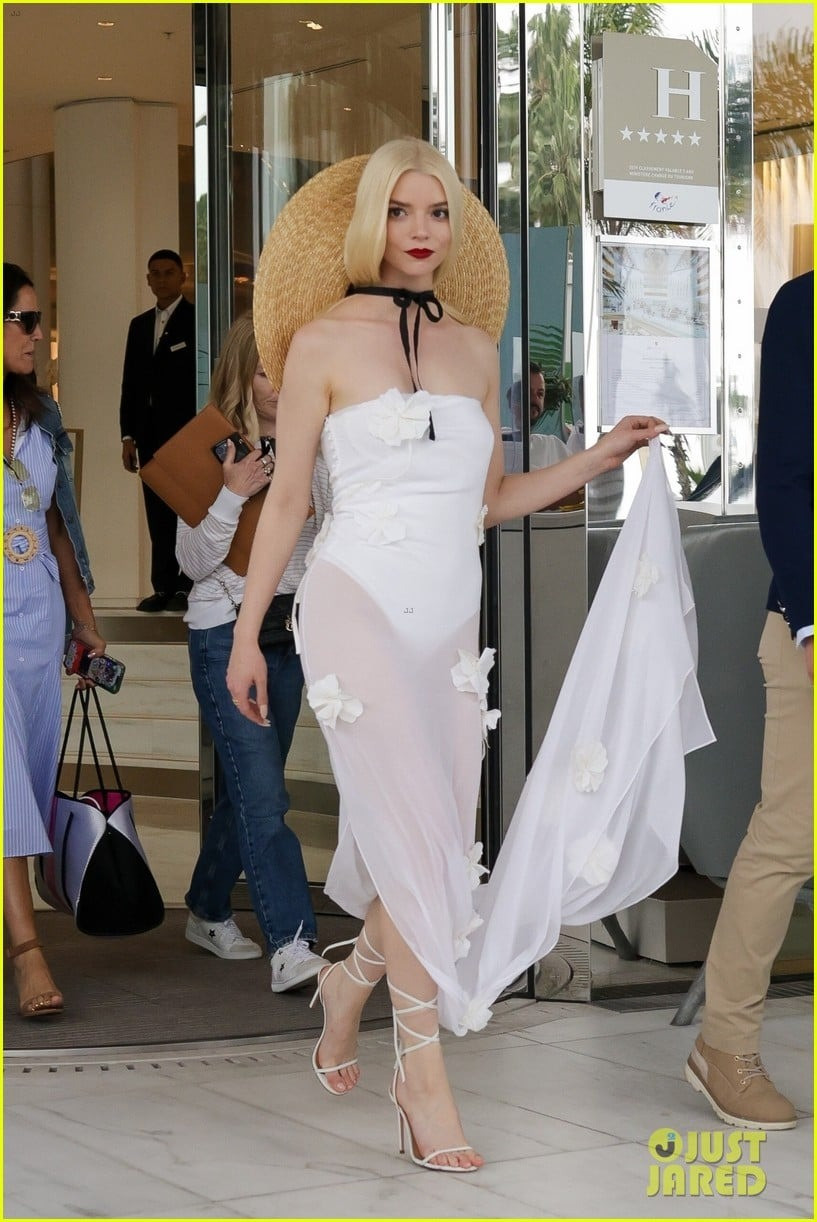 Ngày 14/5, người đẹp tóc vàng diện chiếc váy quây xuyên thấu từ bộ sưu tập váy cưới Le Mariage mới của Jacquemus. Cô phối với mũ rơm rộng vành và dép đấu sĩ Aquazzura. Ảnh: Just Jared/GC Images.