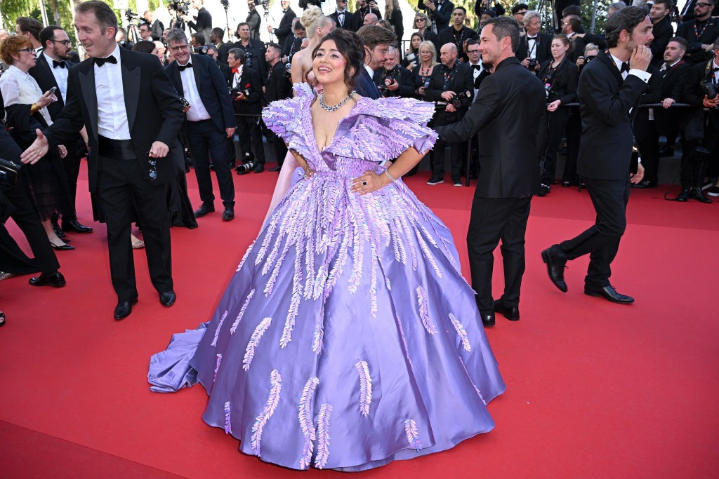 Một khách mời chói mắt với chiếc váy tím đồ sộ.