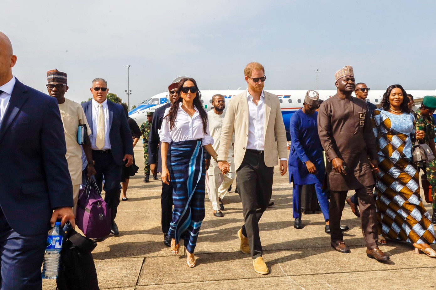 Bất chấp rắc rối về Quỹ Archewell, Harry và Meghan có chuyến thăm Nigeria thành công, được tiếp đón như những hoàng gia thực thụ. Ảnh: Getty Images.