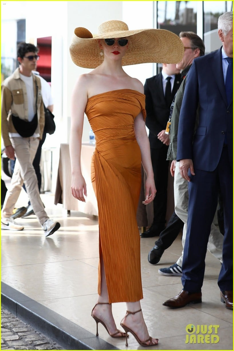 Đối với người mẫu Mỹ gốc Argentina, nơi đâu cũng có thể là thảm đỏ. Trước khi LHP Cannes khai mạc vào ngày 14/5, không giống nhiều ngôi sao khác chọn phong cách thoải mái như quần legging và áo hoodie đến sân bay, Anya bước qua cửa hải quan trong chiếc váy lệch vai màu cam cháy từ bộ sưu tập mới của Atlein Paris, giày cao gót Jimmy Choo Ixia (949 USD) và chiếc mũ La Chapeau Bomba vành siêu rộng trị giá 430 USD của Jacquemus. Ảnh: Just Jared.