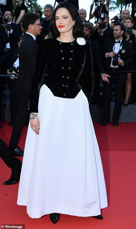 Eva Green là cái tên tích cực đi thảm đỏ nhất trong dàn ban giám khảo năm nay. Trong ngày 5, cô chọn bộ váy đen - trắng kín đáo, thanh lịch.