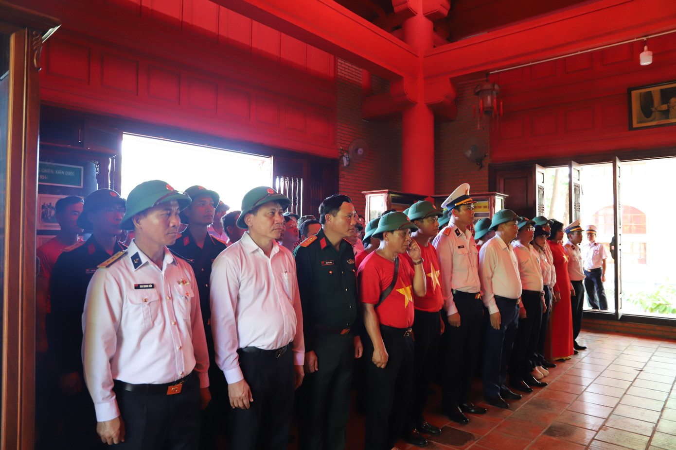 Lãnh đạo Quân chủng Hải quân, Học viện Chính trị quốc gia Hồ Chí Minh, cơ quan bộ ngành Trung ương, tỉnh Nam Định, Tuyên Quang... thắp hương tưởng niệm Chủ tịch Hồ Chí Minh và Anh hùng liệt sỹ Trường Sa. Lãnh đạo Quân chủng Hải quân, Học viện Chính trị quốc gia Hồ Chí Minh, cơ quan bộ ngành Trung ương, tỉnh Nam Định, Tuyên Quang... thắp hương tưởng niệm Chủ tịch Hồ Chí Minh và Anh hùng liệt sỹ Trường Sa.