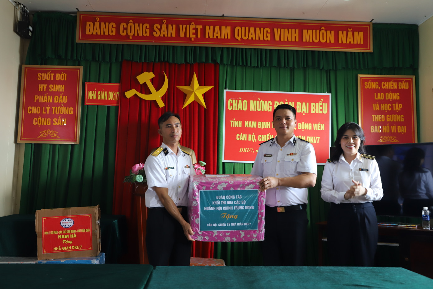 Đoàn công tác tặng quà tại Nhà giàn DK1/7. Đoàn công tác tặng quà tại Nhà giàn DK1/7.