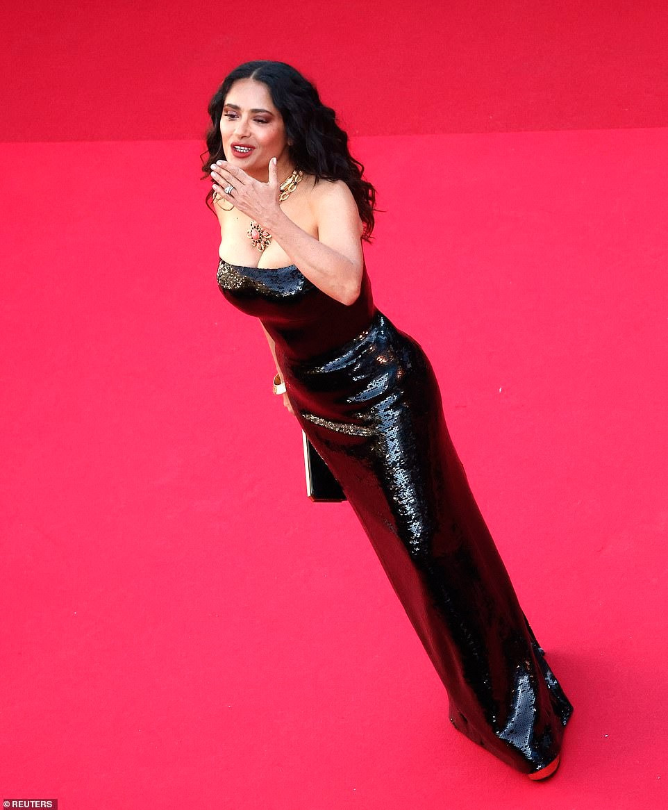Một mỹ nhân không tuổi khác gây chú ý trên thảm đỏ Cannes ngày 5 là Salma Hayek. Chiếc váy quây đen lấp lánh giúp cô phô diễn được vóc dáng nóng bỏng cùng khí chất Hollywood cổ điển.