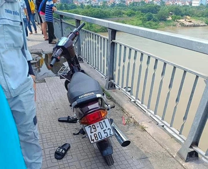 Xe máy và dép của nam thanh niên nghi nhảy cầu. Ảnh: BPL.