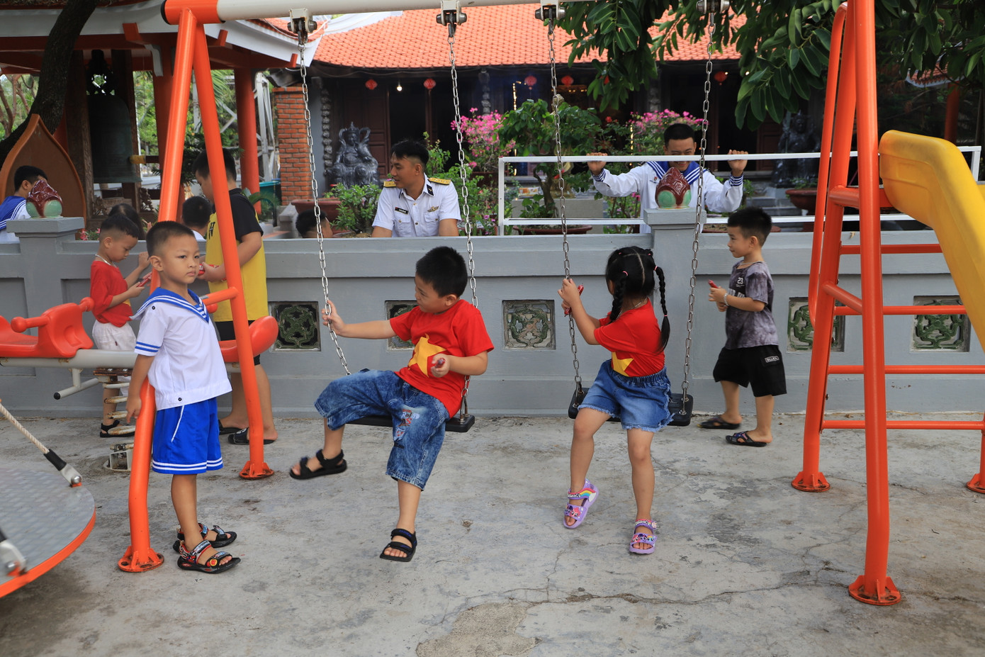 Các cháu Thiếu nhi ở đảo Sinh Tồn Các cháu Thiếu nhi ở đảo Sinh Tồn