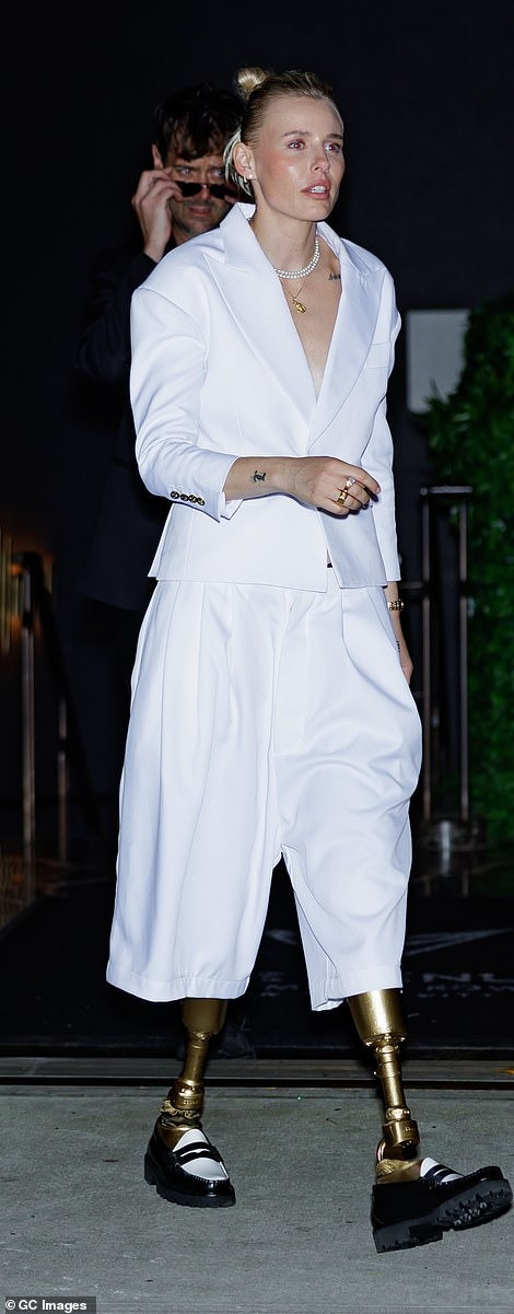 Người mẫu Laura Wasser diện phong cách menswear cá tính. Ảnh: GC.