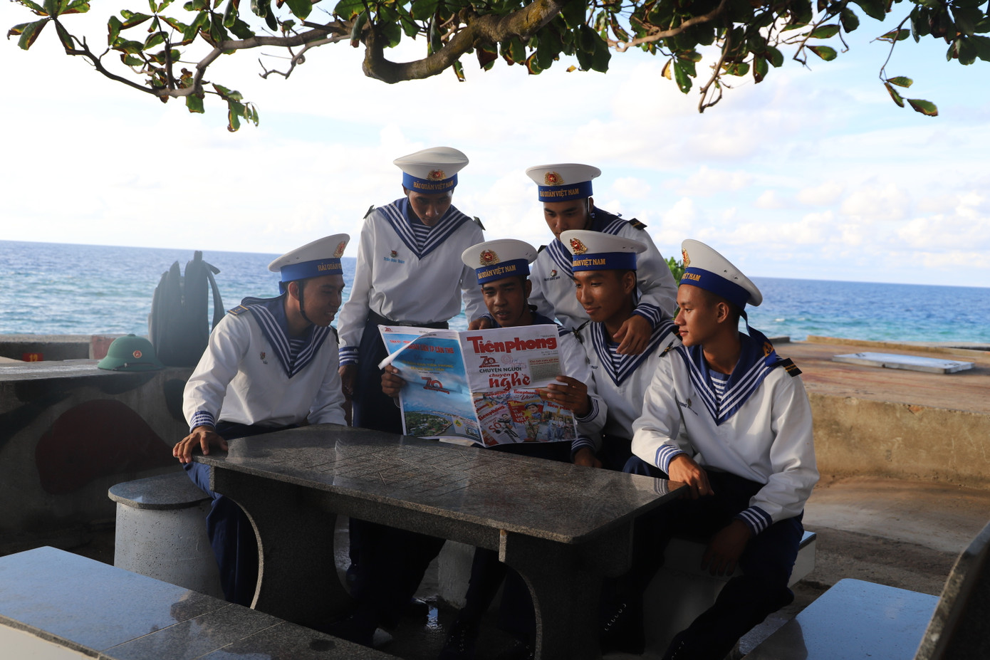 Chiến sỹ trên đảo An Bang thích thú đọc báo Tiền Phong do PV mang ra đảo. Chiến sỹ trên đảo An Bang thích thú đọc báo Tiền Phong do PV mang ra đảo.