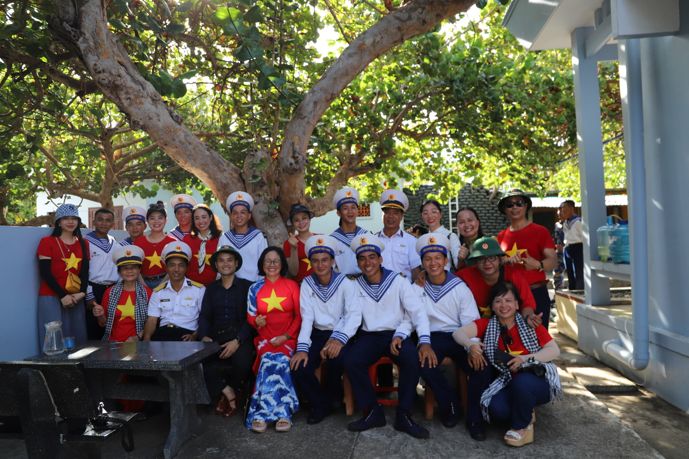 Thành viên trong Đoàn chụp ảnh với cán bộ chiến sỹ Trường Sa. Thành viên trong Đoàn chụp ảnh với cán bộ chiến sỹ Trường Sa.