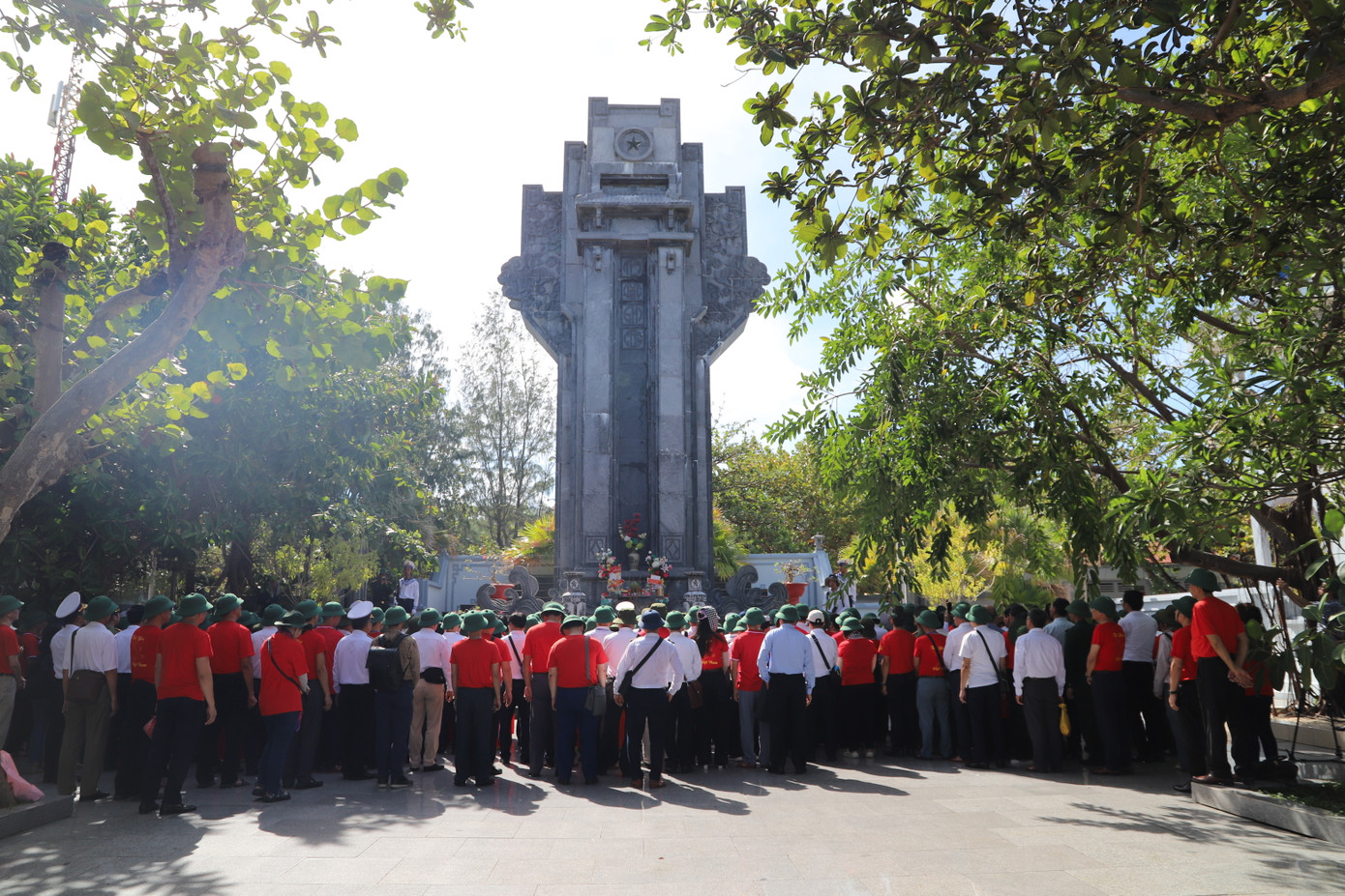 Lãnh đạo Quân chủng Hải quân, Học viện Chính trị quốc gia Hồ Chí Minh, cơ quan bộ ngành Trung ương, tỉnh Nam Định, Tuyên Quang... thắp hương tưởng niệm Chủ tịch Hồ Chí Minh và Anh hùng liệt sỹ Trường Sa. Lãnh đạo Quân chủng Hải quân, Học viện Chính trị quốc gia Hồ Chí Minh, cơ quan bộ ngành Trung ương, tỉnh Nam Định, Tuyên Quang... thắp hương tưởng niệm Chủ tịch Hồ Chí Minh và Anh hùng liệt sỹ Trường Sa.