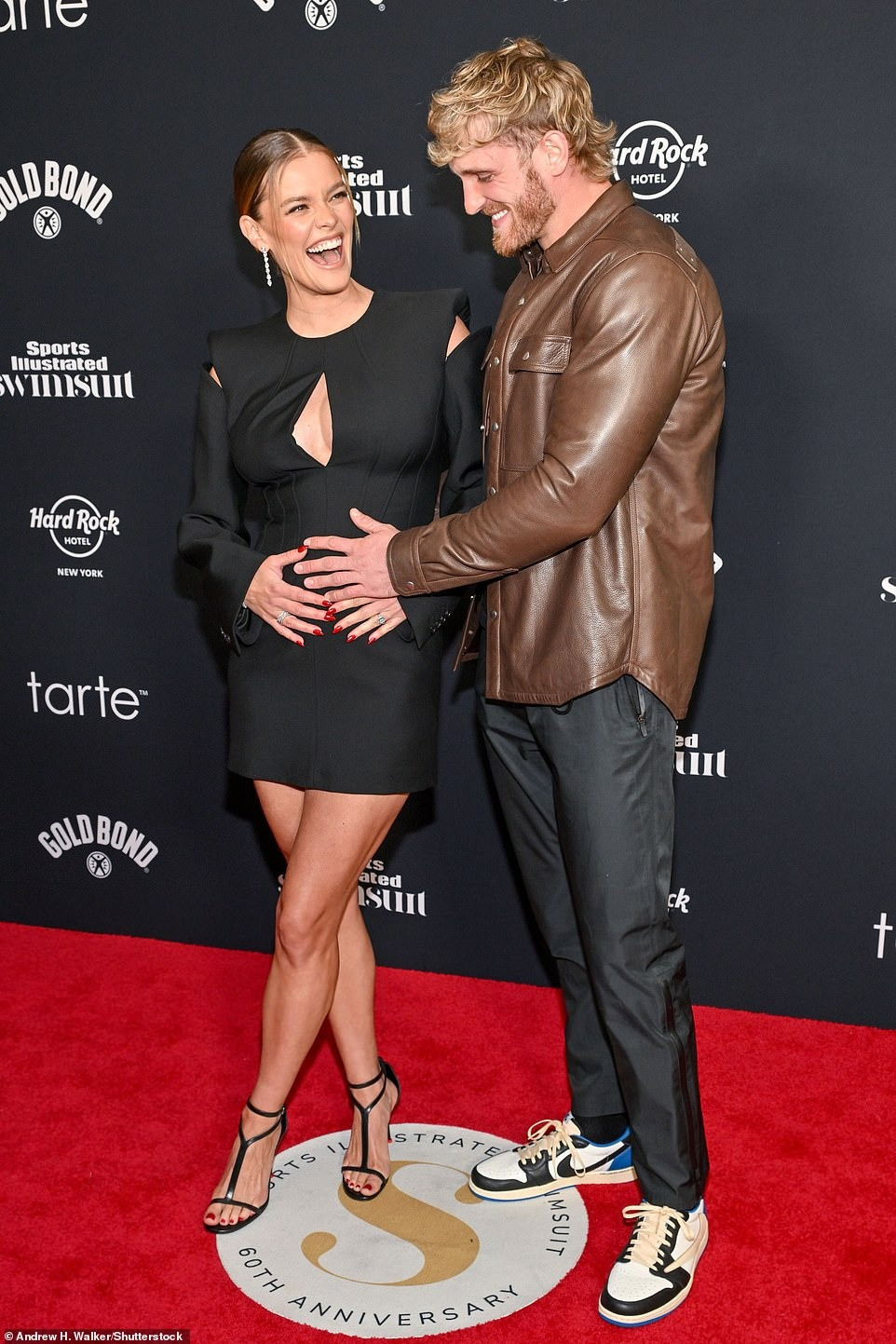 Nina Agdal sánh đôi cùng vị hôn phu Logan Paul. Người mẫu áo tắm đến từ Đan Mạch đang trong những tháng đầu của thai kỳ. Ảnh: Shutterstock/Getty Images.