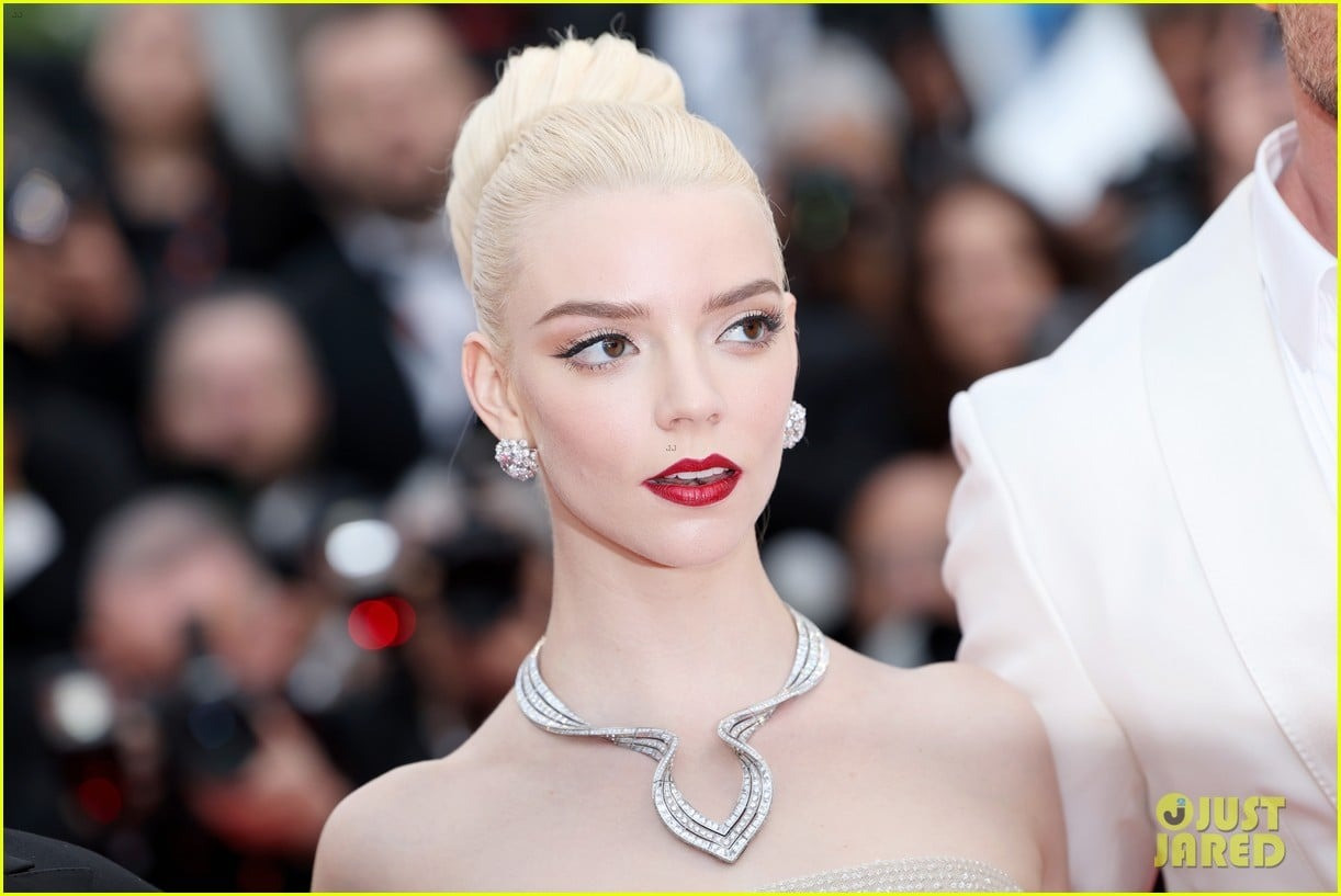 Mỹ nhân gần như phát sáng tại sự kiện điện ảnh hàng đầu thế giới, khác với tạo hình đen đúa, nhếch nhác trong bộ phim hành động. Ảnh: Just Jared.