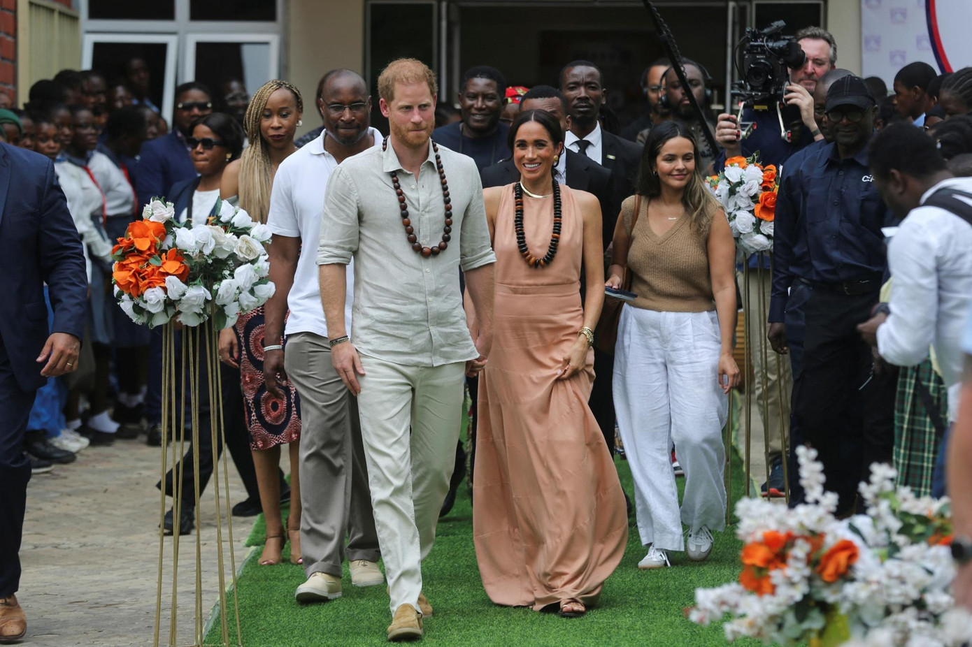 Meghan Markle và Hoàng tử William bắt đầu chuyến thăm Nigeria vào ngày 10/5. Ảnh: Reuters.