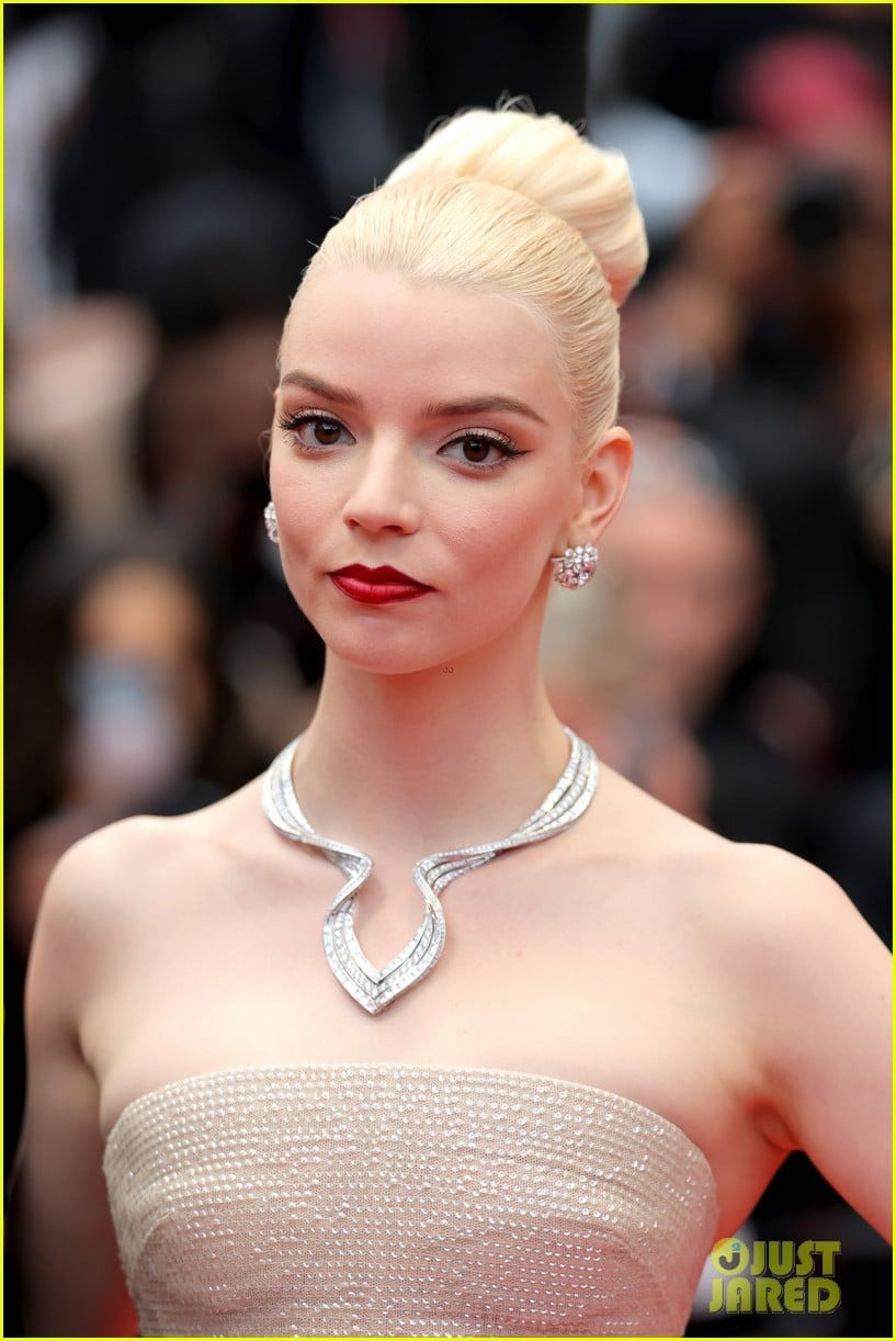 Xuyên suốt chuỗi ngày có mặt tại Cannes, ngôi sao Gambit Hậu chưa từng khiến người hâm mộ thất vọng mỗi lần xuất hiện công khai. Cô gây ấn tượng với phong cách thời trang tinh tế, quyến rũ và hơi hướm Hollywood cổ điển. Ảnh: Just Jared.