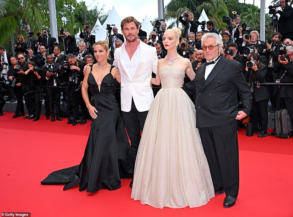 Sáng nhất thảm đỏ Cannes ngày 2 là nữ chính Furiosa: A Mad Max Saga, Anya Taylor-Joy, cùng bạn diễn Chris Hemsworth và vợ anh, Elsa Pataky. Chụp ảnh cùng bộ ba là đạo diễn phim George Miller. Ảnh: Getty Images.