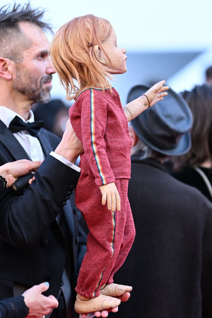 Nữ diễn viên Tây Ban Nha Penelope Guerrero bị chê phản cảm khi lộ nguyên vòng một sau lớp vải mỏng tang. Trong khi đó, một khách mời nam mang theo búp bê khá rùng rợn lên thảm đỏ.