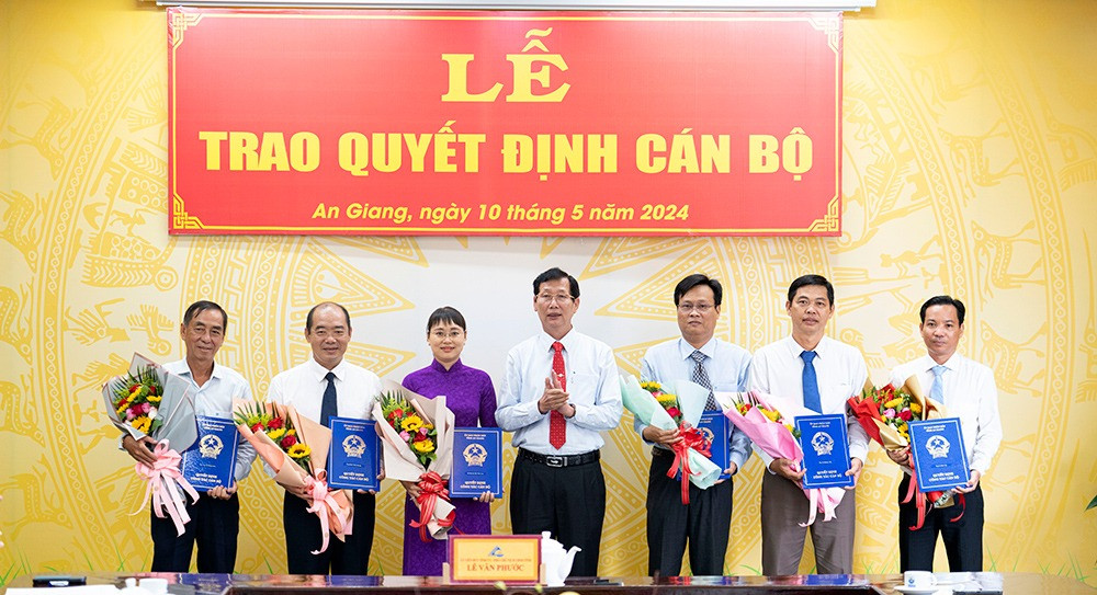Các cán bộ ở An Giang nhận quyết định bổ nhiệm. Ảnh: Chinhphu.vn. Các cán bộ ở An Giang nhận quyết định bổ nhiệm. Ảnh: Chinhphu.vn.