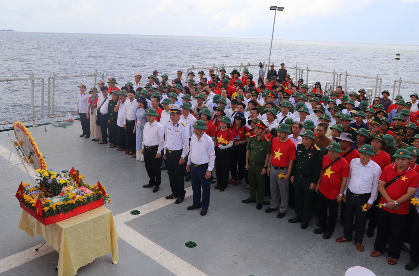 Đoàn công tác làm Lễ tưởng niệm các Anh hùng liệt sỹ hy sinh vì sự nghiệp bảo vệ chủ quyền biển đảo của Tổ quốc. Đoàn công tác làm Lễ tưởng niệm các Anh hùng liệt sỹ hy sinh vì sự nghiệp bảo vệ chủ quyền biển đảo của Tổ quốc.