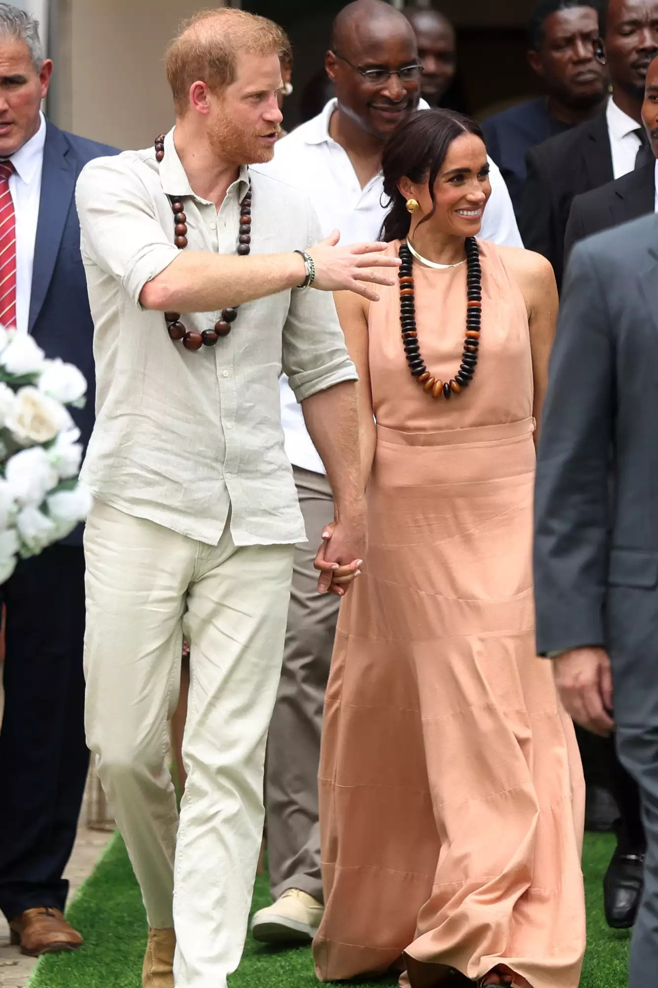 Ngày 10/5, Meghan Markle và Hoàng tử William bắt đầu chuyến đi tới Nigeria. Trong ngày đầu tiên ở quốc gia châu Phi, Nữ Công tước xứ Sussex gây chú ý với chiếc maxi màu đào không tay của nhà thiết kế Los Angeles (Mỹ) California Heidi Merrick, có giá 572 USD. Ảnh: Getty Images.