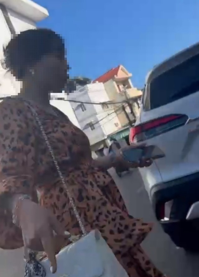 Người phụ nữ tranh cãi với cảnh sát về việc lập biên bản. Ảnh cắt từ clip.