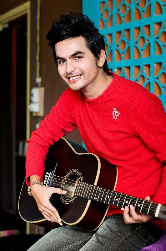 Đức Tiến bắt đầu sự nghiệp showbiz với nghề người mẫu.