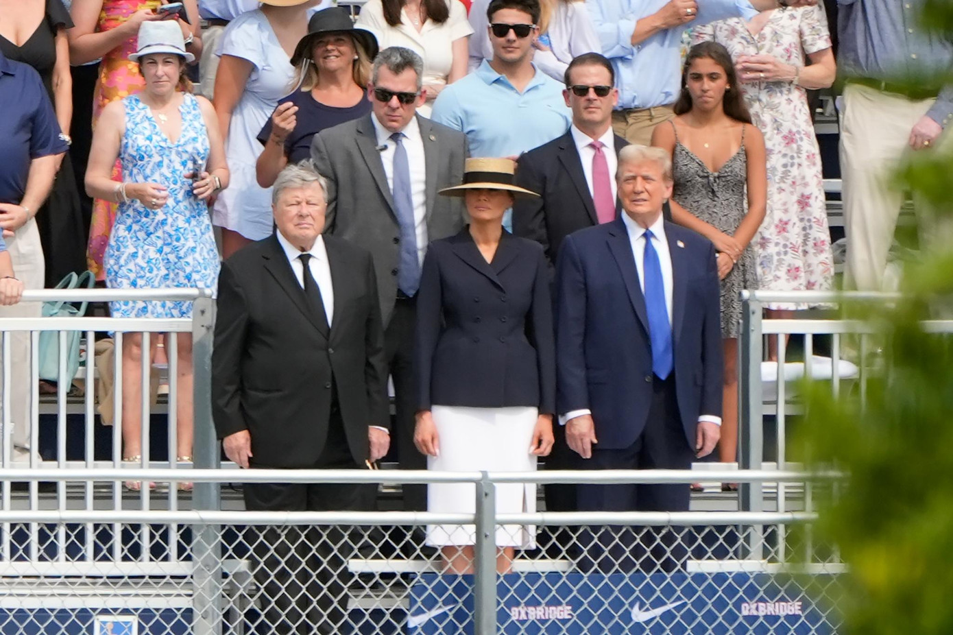 Ông bà Trump ngồi hàng ghế đầu trên khán đài trong lúc lễ tốt nghiệp diễn ra. Ảnh: AP.