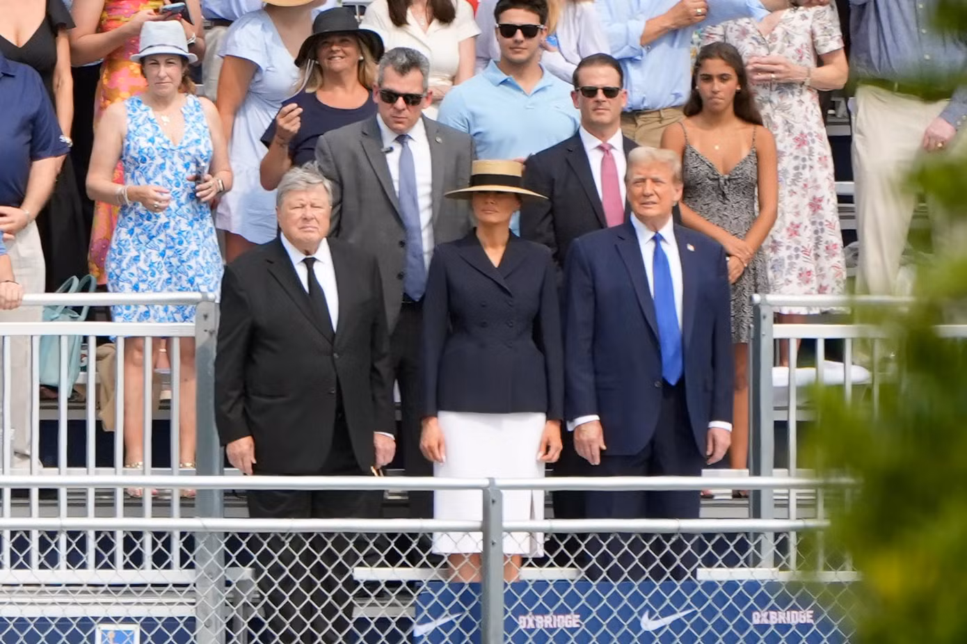 Ông bà Trump ngồi hàng ghế đầu trên khán đài trong lúc lễ tốt nghiệp diễn ra. Ảnh: AP. Ông bà Trump ngồi hàng ghế đầu trên khán đài trong lúc lễ tốt nghiệp diễn ra. Ảnh: AP.
