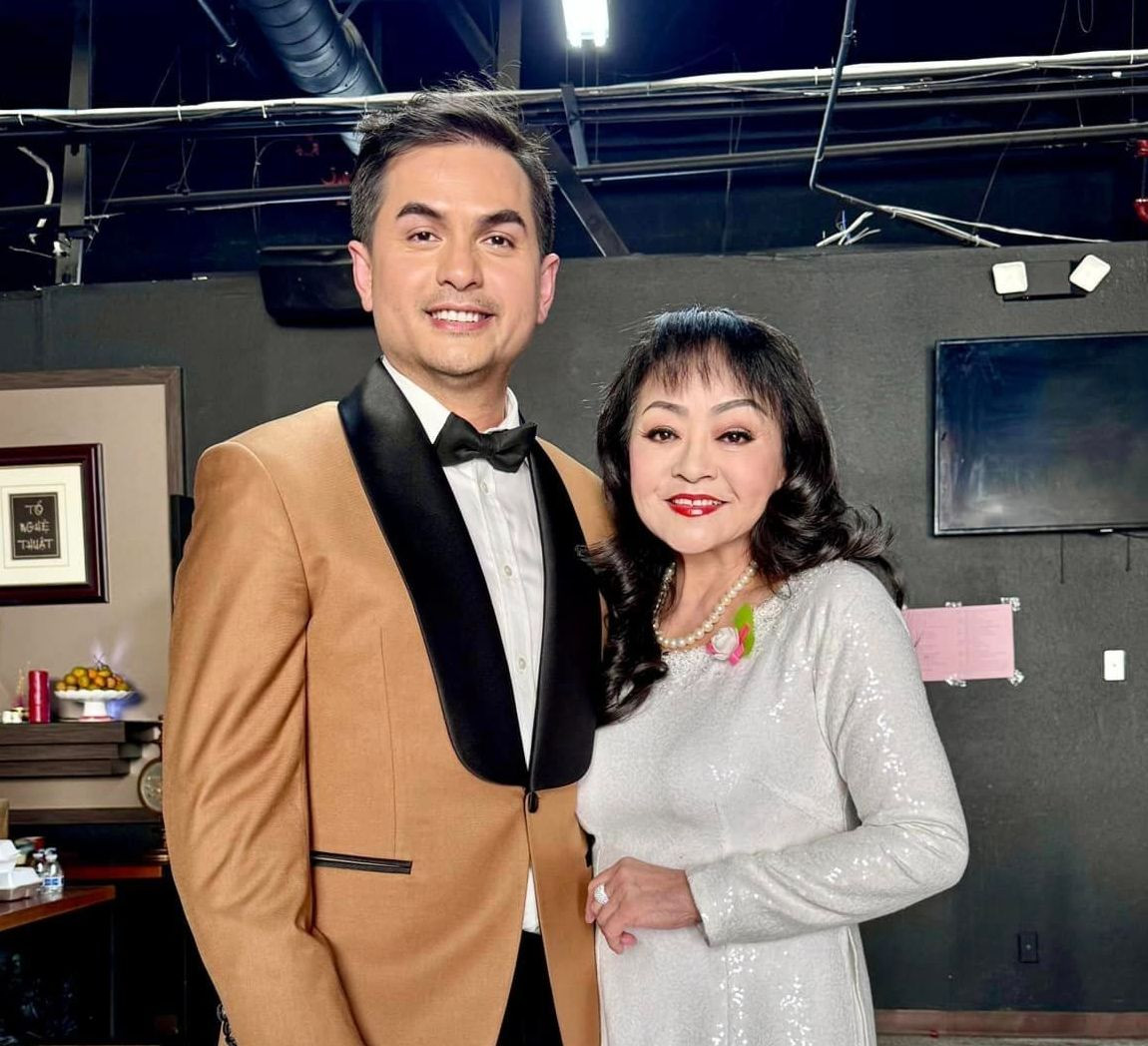 Đức Tiến chụp ảnh cùng danh ca Hương Lan trong show Mẹ Là Tình Yêu ngày 12/5. Ảnh: FBNV.