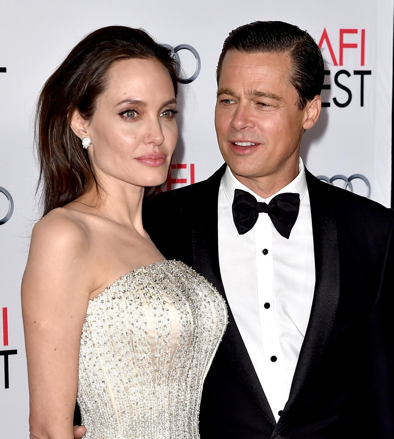Tình tiết mới trong vụ ly hôn của Angelina Jolie và Brad Pitt được vệ sĩ cũ tiết lộ trong hồ sơ gửi lên tòa án Mỹ. Ảnh: Getty Images. Tình tiết mới trong vụ ly hôn của Angelina Jolie và Brad Pitt được vệ sĩ cũ tiết lộ trong hồ sơ gửi lên tòa án Mỹ. Ảnh: Getty Images.