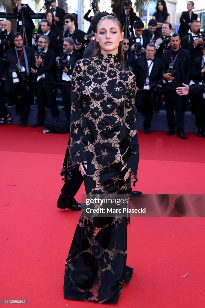 Dù dùng nhiều chiêu trò như mặc xuyên thấu hay đeo phụ kiện kỳ lạ, họ vẫn bị ngó lơ