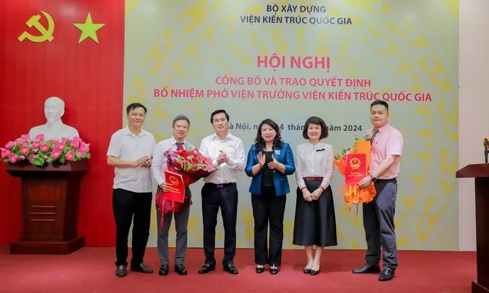 Thứ trưởng Nguyễn Tường Văn trao Quyết định bổ nhiệm 2 Phó Viện trưởng mới của Viện Kiến trúc Quốc gia. Ảnh: Xây dựng.
